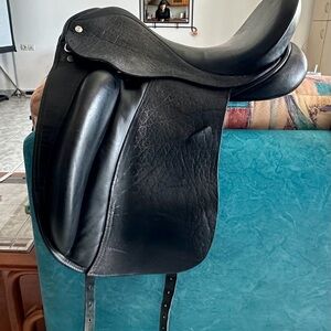 Custom Saddlery Wolfgang Dressage Saddle with Buffalo Leather. 17.5